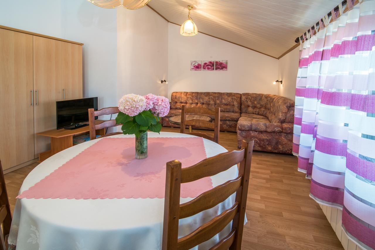 קרק Apartment Sandra Krk מראה חיצוני תמונה